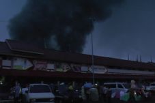 Ratusan Toko di Pasar...