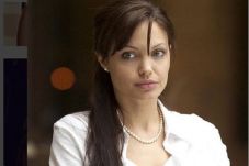 Angelina Jolie Bicara...