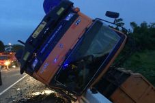 Bus Tabrak Dump Truk...