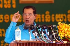 Hun Sen Tantang AS Potong...