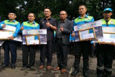 Ridwan Kamil Berangkatkan...