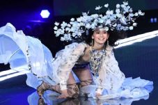 Waduh, Model Ini Jatuh...