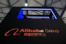 Alibaba Beli Saham Operator...