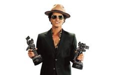 Bruno Mars, Penyanyi...
