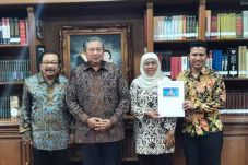 Khofifah-Emil Dardak...