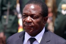 Kembali ke Zimbabwe,...