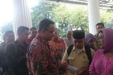 Pedagang Minta Izin...
