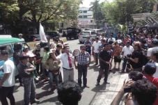 Unjuk Rasa Tuntut Bank...
