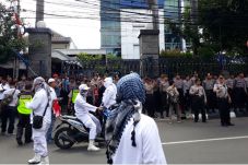 Membubarkan Diri, Massa...