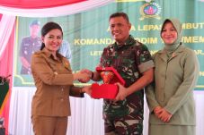Bupati Karolin Ingin...