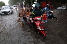Banjir Kepung Surabaya,...