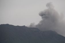 Gunung Agung Terus Erupsi,...