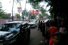 Datang sejak Subuh,...