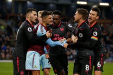 Gol Penalti Telat Sanchez...