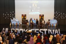 Roadshow Film Chrisye,...