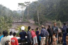 Gunung Agung Terus Meletus,...