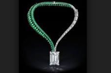 Kalung Zamrud Ini Terjual...