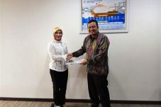 Menteri Rini Geser Posisi...