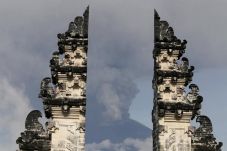 Gunung Agung Meletus...
