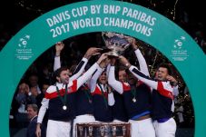 Kapten Tim Davis Prancis...