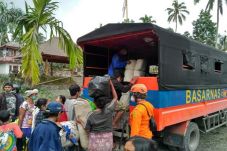 Gunung Agung Terus Erupsi,...