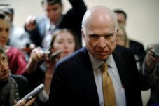 McCain pada Hillary...
