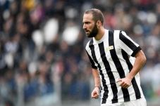Higuain Lewatkan Laga...