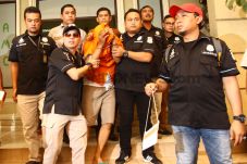 Penjual Dua Senjata...