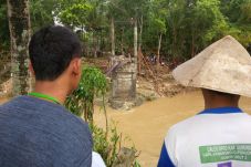 Terjebak Banjir, Bantuan...