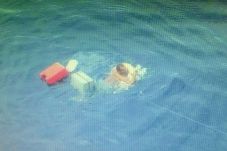Terapung 12 Jam di Laut,...
