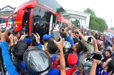 Ribuan Suporter Arak...