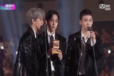 EXO Boyong 2 Piala MAMA...