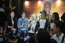 Chrisye Memberikan Banyak...