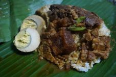 Nikmati Gudeg dengan...