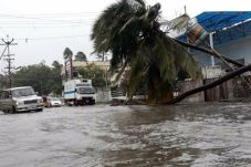 Topan Pukul Pantai Barat...
