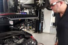 Porsche Gunakan Teknologi...