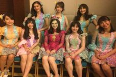 JKT48 Pakai Kebaya untuk...