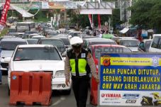 Arus Balik, Jalur Puncak...