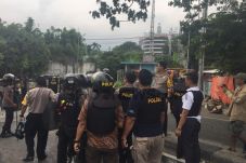 Dua Polisi Dibacok,...