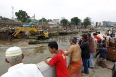 Bersihkan Sungai di...
