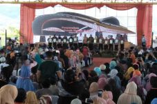 Jokowi Serahkan 10.000...