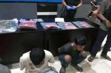 Kabur ke Jawa Barat,...