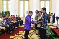 Bupati Anas Terima Anugerah...