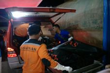 Truk Seruduk Tiga mobil,...
