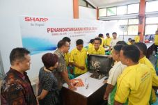 Dukung Pendidikan, Sharp...