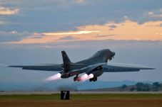 Pesawat Pembom B-1B...