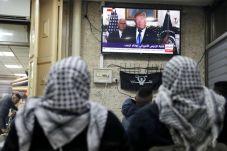 Protes Anti Trump, Warga...