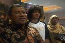 Nonton Film Chrisye,...