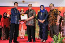 Menkop dan UKM Beri...