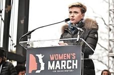 Scarlett Johansson Pertimbangkan...